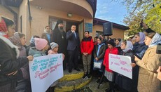 Over 1,000 believers gather outside the court to support Metropolitan Longin