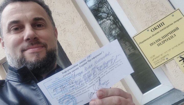 Roman Hryshchuk with a certificate confirming his mental health. Photo: Roman Hryshchuk's Facebook