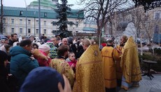 Communion held outdoors due to overflowing crowds at Kyiv Caves Lavra