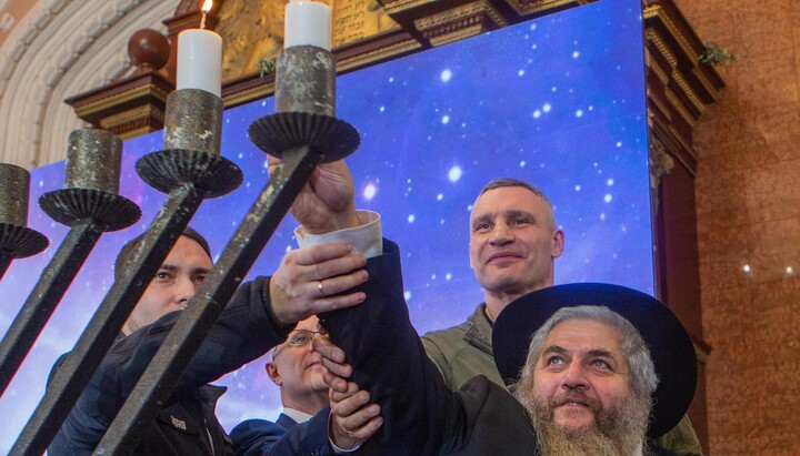 Klitschko and Military Intelligence head light another menorah in synagogue