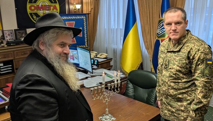 Rabbi and National Guard Commander light the menorah. Photo: Facebook of Ukraine’s Chief Rabbi