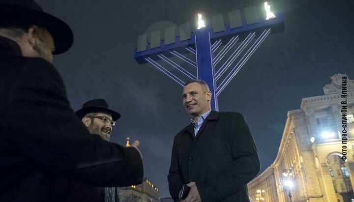 Rabbi: Those opposed to menorahs in central Kyiv are serving Russia