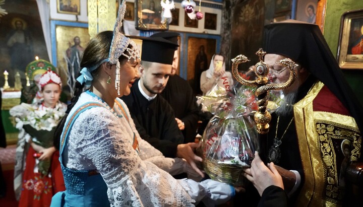 Russian women in Istanbul greet Patriarch Bartholomew at the Church of St. Andrew the First-Called. Photo: Phanar's Facebook page