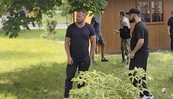 OCU militants on the cathedral grounds. Photo: UOJ's Ukrainian branch (SPZh)