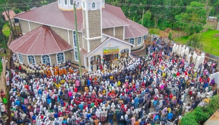 Faithful gather outside of the newly consecrated Cathedral of Saint Mark in Eldoret. Photo: orthodoxiapost.com