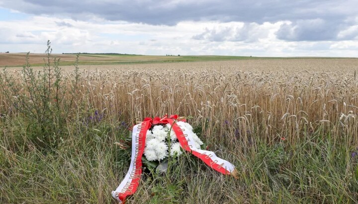 Polish President Andrzej Duda laid flowers on the field of the no-longer existing Polish village of Kolinia Pokuta in Volyn during a 75th anniversary observance in 2018. Photo: president.pl