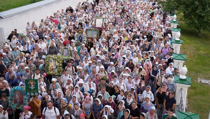 Nearly 2,000 Pilgrims Participate in Procession to Pochaiv Lavra