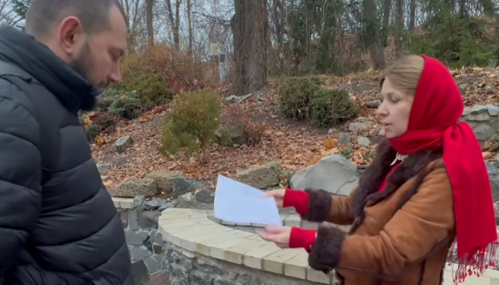 Vitaliy Bosenko is familiarized with the results of the community meeting. Photo: Fr. Dionysiy Denysenko/Facebook