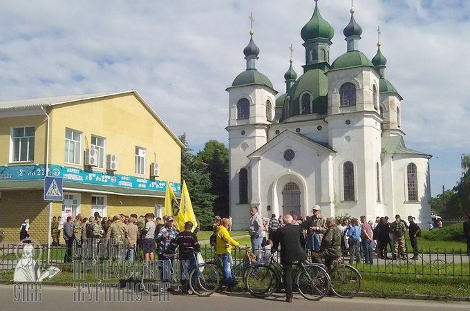 In Kozelets Filaret followers and voluntary combatants seek to counter Procession of the UOC