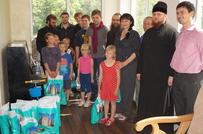 Brethren of Kiev-Pechersk Lavra gifted orphanage with icon and piano