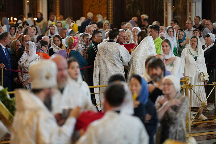 Faithful in the nave during the liturgy.